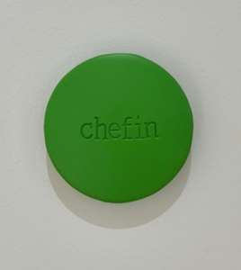 Aluminiumlinse farbig lackiert und beschriftet mit "chefin" vom Künstler Jan M. Petersen