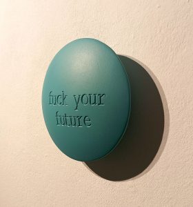 Aluminiumlinse farbig lackiert von Jan M. Petersen: FUCK YOUR FUTURE