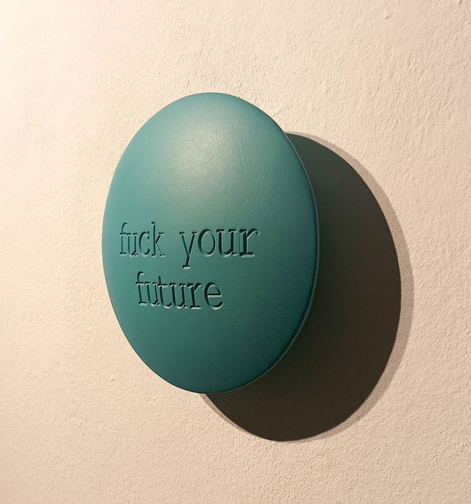 Aluminiumlinse farbig lackiert von Jan M. Petersen: FUCK YOUR FUTURE