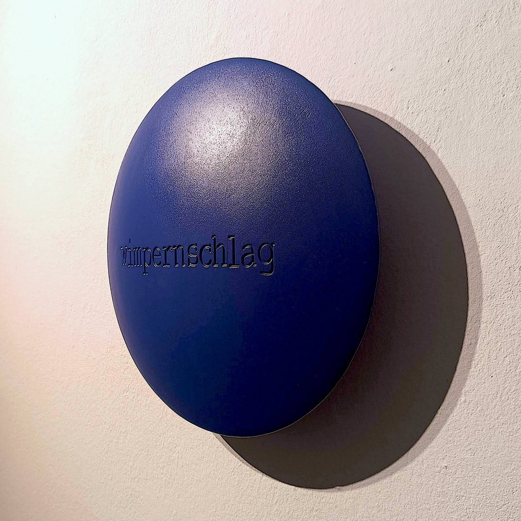 Aluminiumlinse farbig lackiert von Jan M. Petersen: WIMPERNSCHLAG