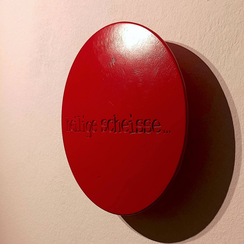 Aluminiumlinse farbig lackiert von Jan M. Petersen: HEILIGE SCHEISSE