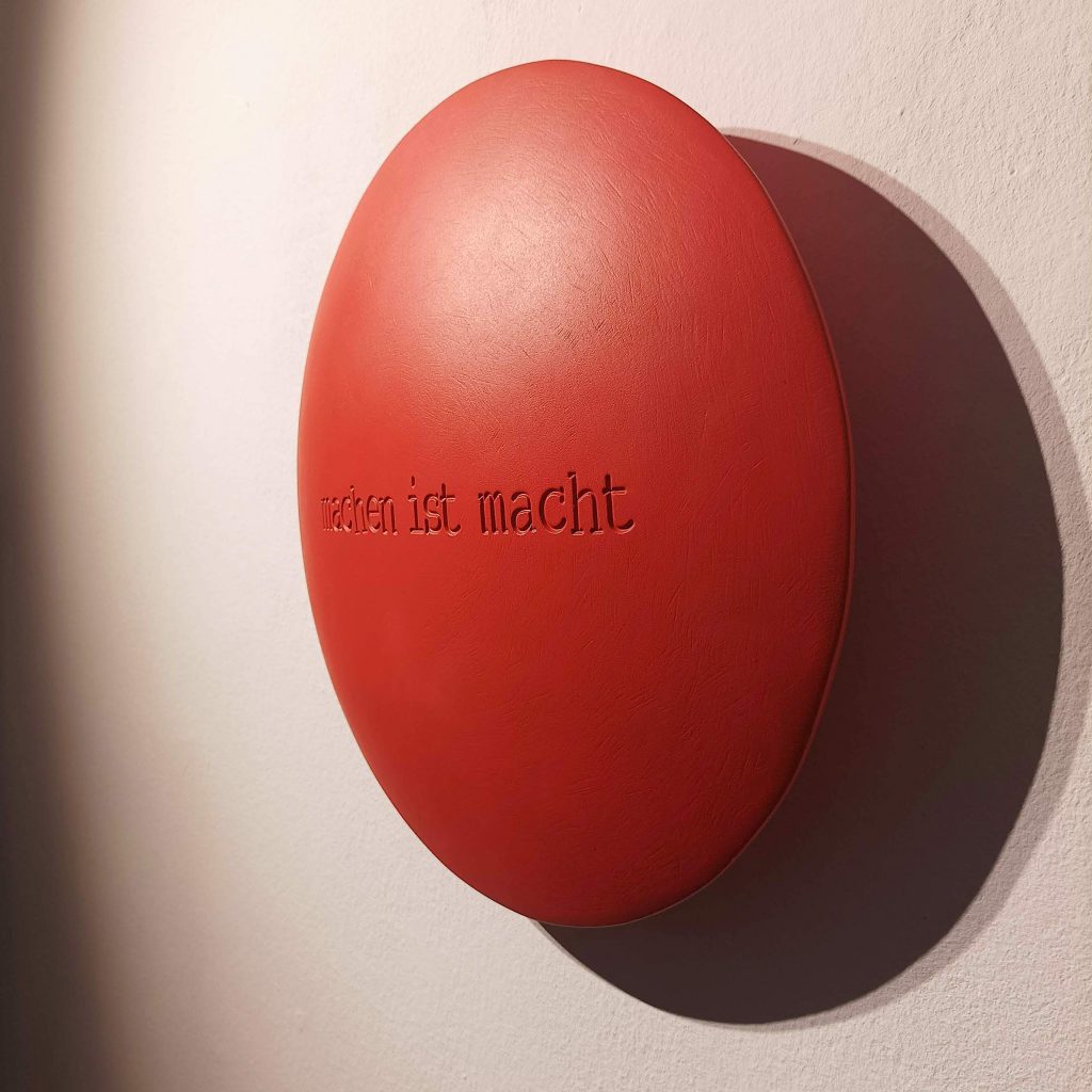 Aluminiumlinse farbig lackiert von Jan M. Petersen: MACHEN IST MACHT