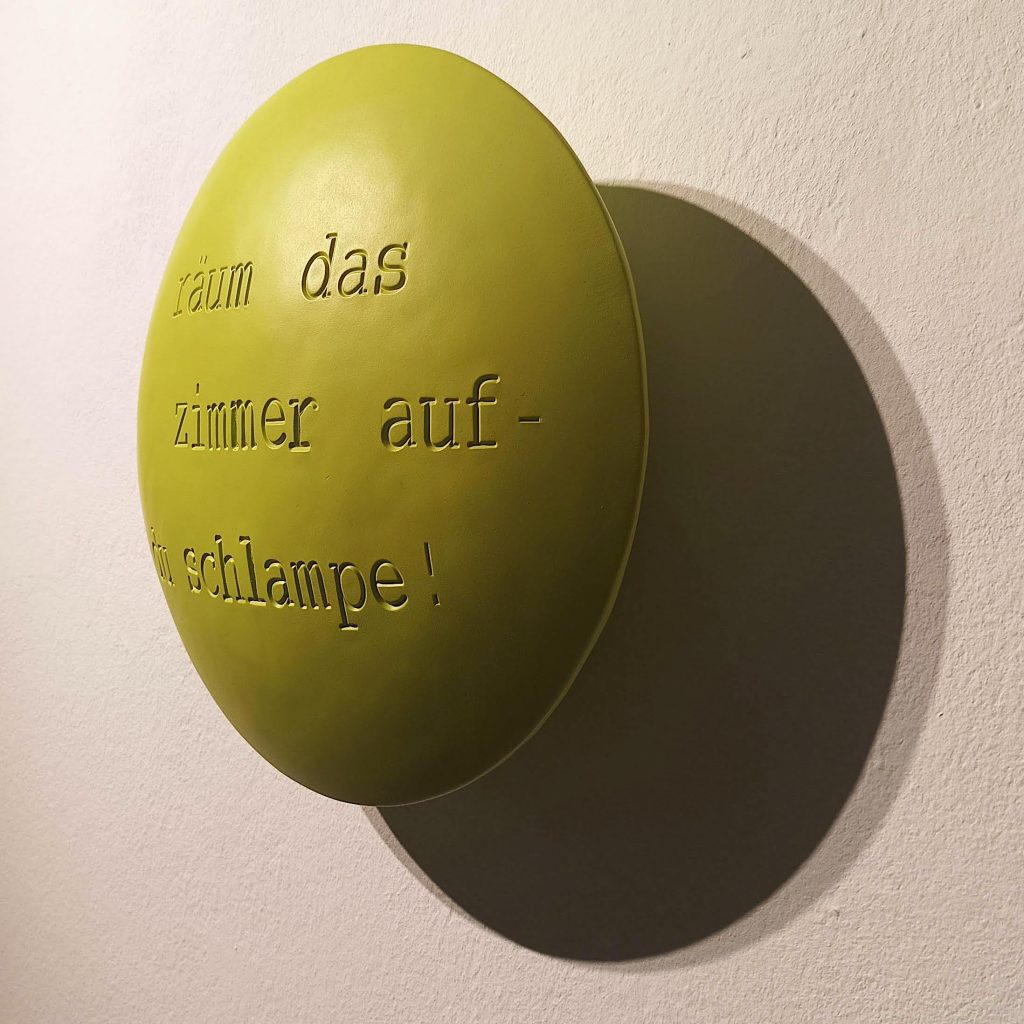 Aluminiumlinse farbig lackiert von Jan M. Petersen: RÄUM DAS ZIMMER AUF