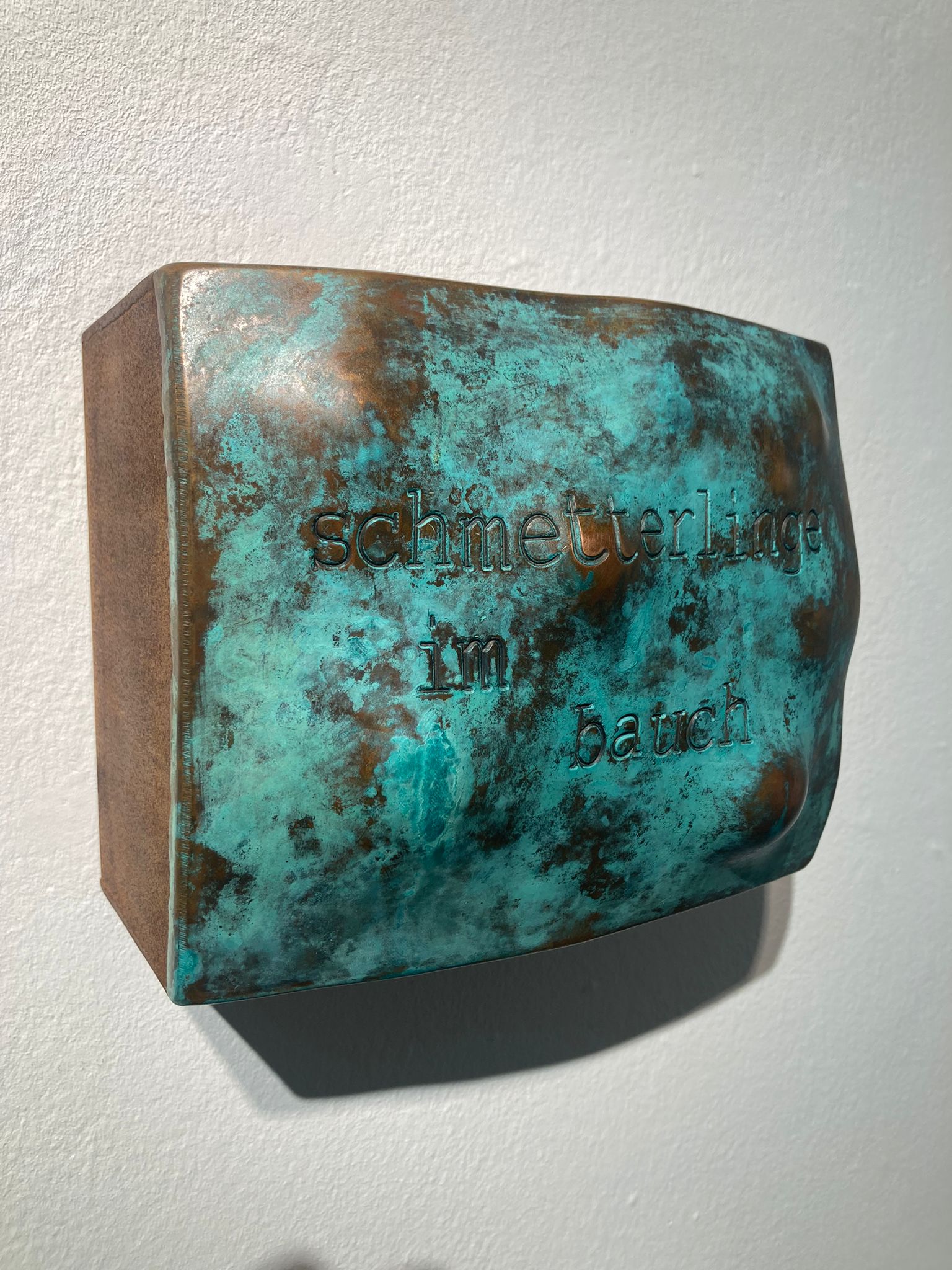 Wandobjekt "SCHMETTERLINGE IM BAUCH". Bronze patiniert uns beschriftet vom Künstler Jan M. Petersen