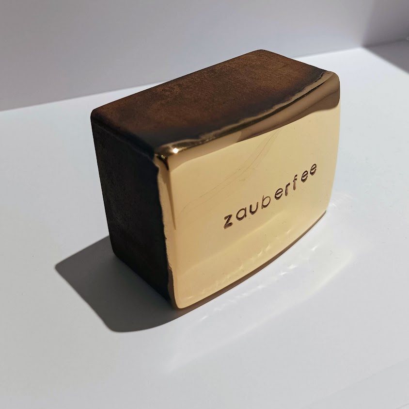 Den Künstler Jan M. Petersen arbeitet hier mit Cortenstahl und Bronze vergoldet. ZAUBERFEE