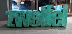 Den Künstler Jan M. Petersen arbeitet hier mit Bronze patiniert. ZWEIFEL