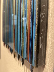 Erik Pluis - Human Barcode Drips (30x30cm, blau-pink) Kunstharz | Pigment auf Holz Detail: Signatur