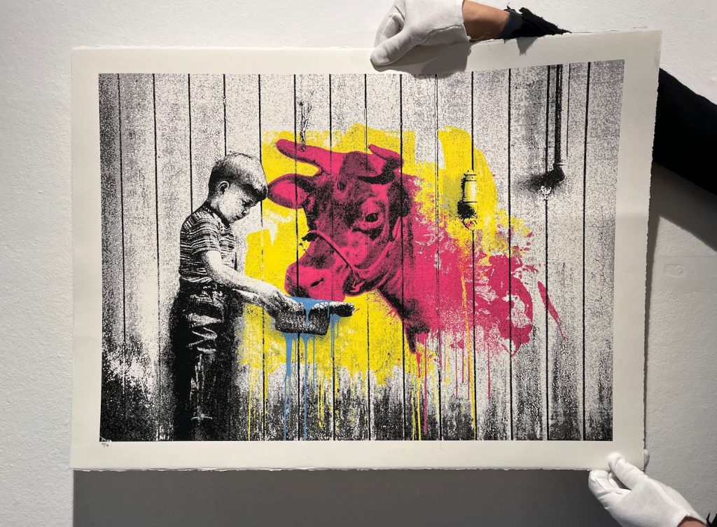 Siebdruck vom Künstler Mr. Brainwash. Junge mit Kuh, pink und gelb.