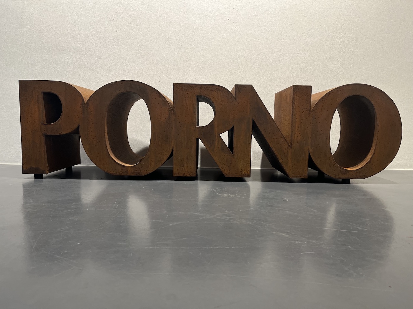 "Porno", mit diesem Kunstwerk aus Cortenstahl trägt er die Essenz seines lyrischen Schaffens in großer Dimension nach außen in die Öffentlichkeit.