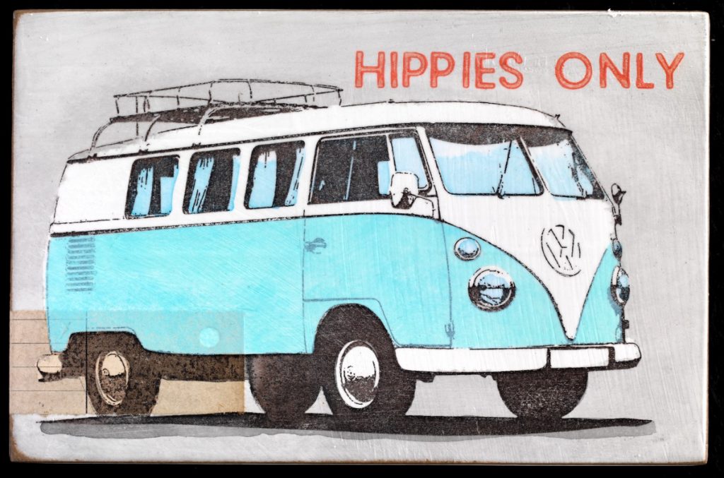 Holzbild vom Künstler Jan M. Petersen: hippies only hellblau