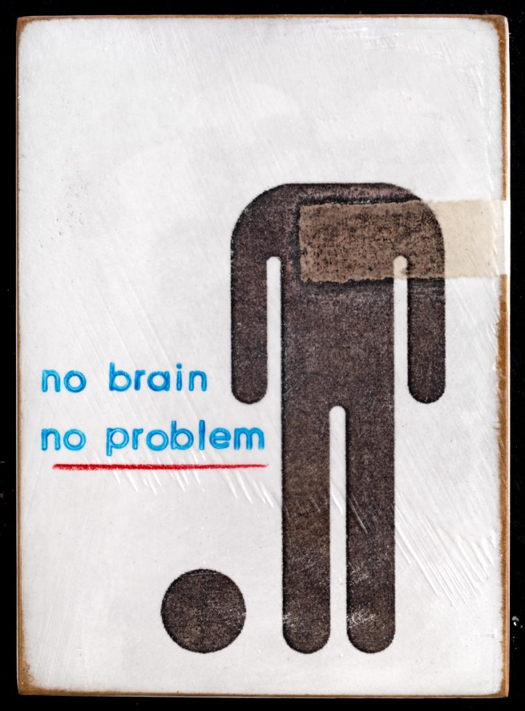 Holzbild vom Künstler Jan M. Petersen: no brain no pain
