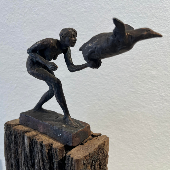 Der Künstler spart an Worten über seine Kunst. Sein Thema Mensch und Tier hat sich angenehm beunruhigend verselbständigt. So wie sich dem Romanautor manchmal seine Figuren verselbständigen und plötzlich ein Eigenleben beginnen so klettert Rösners Frauenakt urplötzlich ein Steinbock den Rücken hinauf oder der Kopf eines aufrechten Mannes verschwindet im Maul eines mächtigen Hais. Dazu kann der Künstler auf wohltuende Weise nur sehr wenig sagen. Mensch-Tier-Maschine