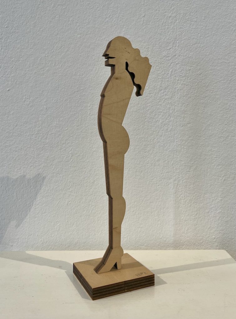 Georg Ettl (1940-2014) war ein deutscher Bildhauer, Maler, Objektkünstler und Kunstprofessor. Nach Aufenthalten in den USA (Detroit) und Frankreich (Paris) kehrt er 1973 mit Frau u. Tochter nach Deutschland zurück. Der Frau taucht schon früh in den Arbeiten Georg Ettls auf. Die Originalskultpur steht am Abteiberg in Mönchengladbach seit dem Jahr 2002. Als Schichtholzfigur wurde sie im Jahr erstmals 2001 produziert. Die Idee von Georg Ettl war es, Kunst nicht ausschließlich zu limitieren, sondern in unbegrenzter Auflage zu produzieren, um sie so für möglichst viele Menschen zugänglich zu machen. Das Atelier Ettl führt die Idee des Künstlers, diese Figur nicht zu limitieren, fort. Weitere Informationen dazu finden sie hier. Die Figur besteht aus zwei Teilen, die ineinander gesteckt werden. Größe 26,8 x 7 x 6,5 cm Anmerkung: Die Erstauflage von 100 Exemplaren wurde vom Künstler signiert und nummeriert.