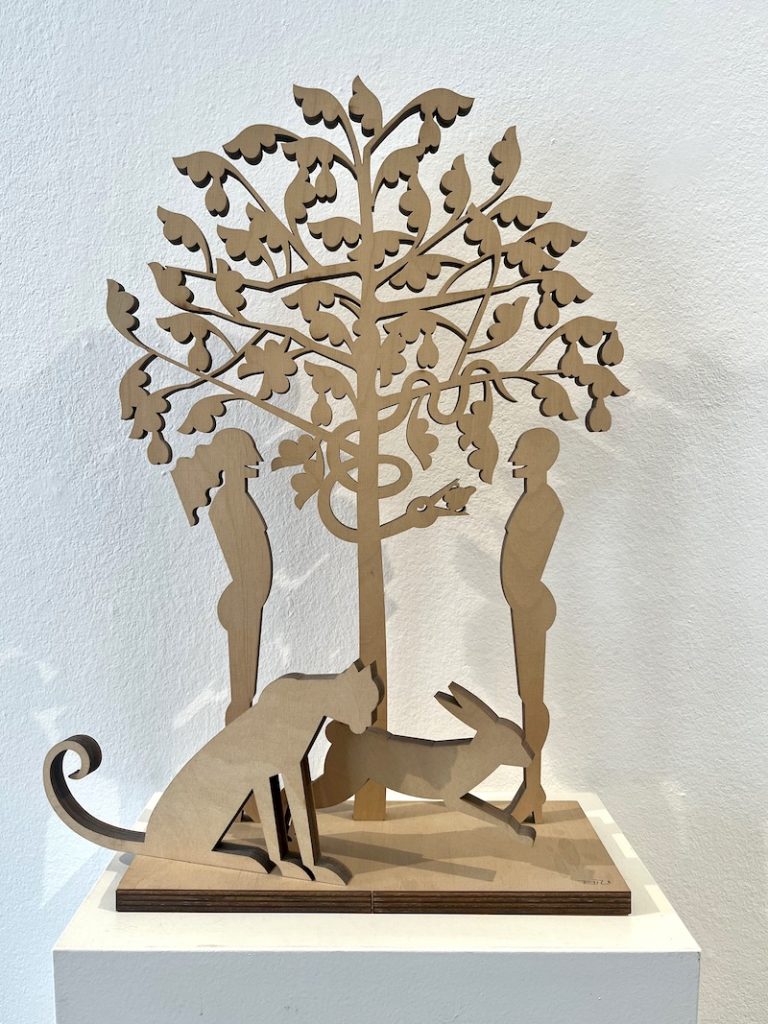 Die Figur besteht aus sechs Teilen, die ineinander gesteckt werden. Dargestellt ist ein Baum mit Birnen, einer Schlange, Mann, Frau, Gepard und Hase. Es war der Wunsch des Künstlers, einen Teil seiner Kunst nicht zu limitieren, um sie möglichst vielen Menschen zugänglich zu machen.