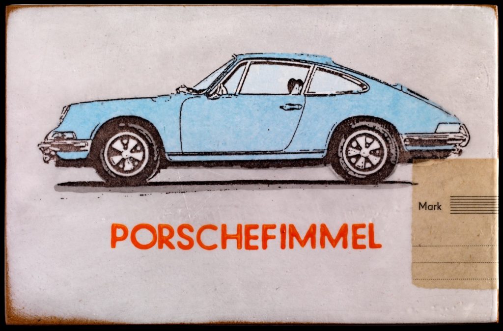 Der Objektkünstler Jan M. Petersen (*1969 in Bad Vilbel) bewegt sich künstlerisch in den Traditionen des Dada, der Collage und des Objekthaften. "porschefimmel himmelblau 911"