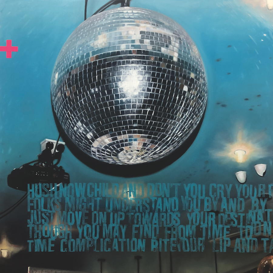 140 x 140 cm Bild "Move on up", Öl auf Leinwand vom Künstler Frank Damm. Das Bild zeigt eine große, zentral platzierte Discokugel, die an der Decke eines Raumes hängt. Die Kugel ist aus zahlreichen kleinen Spiegelflächen zusammengesetzt und reflektiert Licht und Umgebungsdetails. Der Hintergrund ist überwiegend in einem satten Blauton gehalten, mit mehreren Lichtquellen und Reflektionen, die eine clubartige Atmosphäre erzeugen. Links unter der Discokugel sind technische Geräte und Kabel zu erkennen, möglicherweise Beleuchtungstechnik. In der unteren Bildhälfte ist ein Text in Großbuchstaben in einem halbtransparenten Blau-Ton über das Bild gelegt. Es handelt sich um einen Liedtext, beginnend mit „HUSH NOW CHILD AND DON’T YOU CRY…“. Oben links befindet sich ein pinkfarbenes Pluszeichen. Der Stil des Bildes wirkt wie eine Mischung aus realistischer Malerei und grafischem Design.
