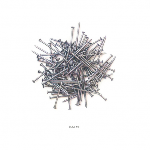 Richard Wientzek - 100 Nägel 2012, Farbstifte und Tusche auf Papier 30 x 30 cm, Unikat Die Dinge, die der Mensch erschafft und mit denen er sich umgibt, erzählen zwar oft die leiseren, aber vielleicht auch besseren Geschichten als manch Mensch selbst. Altes Brot und Hummer, Putzlappen und Unterwäsche, Altpapier und Geldscheine, Wörterbuch und Smartphone, Spielzeug und Werkzeug. Ein Stillleben ist die glitzerndste Arena, sie auf einander loszulassen. Gegenstände sind die stillen Helden oder Antihelden der Alltagssymbolik.