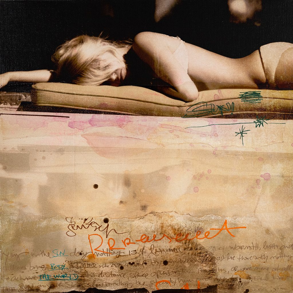 Wenn nach einigen Jahren eine neue Serie die vorherige ablöst, verändern sich Technik, Motivwelt und Ästhetik bewusst und deutlich, um mit neuen Ausdrucksmöglichkeiten neue kreative Wege gehen zu können... Gleichzeitig knüpfen neue Arbeiten aber auch immer an das bestehende Gesamtwerk an. Der rote Faden zeigt sich hier mit dem Rückgriff auf die Collagen, in den farbigen Lasuren, der Patina sowie im Handlettering. Vertraute Techniken des Artisten, jedoch subtiler und feiner eingesetzt als bisher.