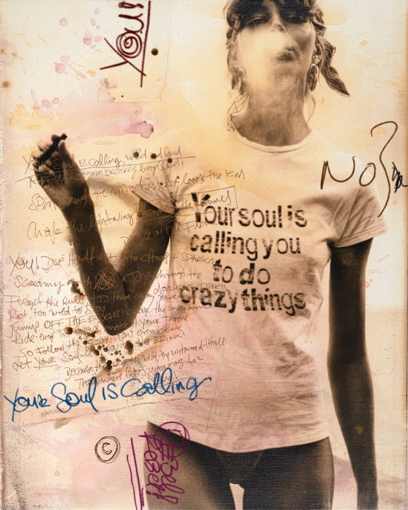 Wenn nach einigen Jahren eine neue Serie die vorherige ablöst, verändern sich Technik, Motivwelt und Ästhetik bewusst und deutlich, um mit neuen Ausdrucksmöglichkeiten neue kreative Wege gehen zu können... Gleichzeitig knüpfen neue Arbeiten aber auch immer an das bestehende Gesamtwerk an. Der rote Faden zeigt sich hier mit dem Rückgriff auf die Collagen, in den farbigen Lasuren, der Patina sowie im Handlettering. Vertraute Techniken des Artisten, jedoch subtiler und feiner eingesetzt als bisher.