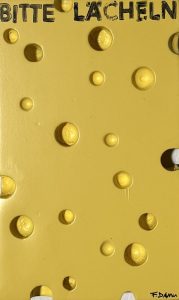Frank Damm - "o.T. Käse" (10 x 16,5 cm) Dynamik, Licht und das pulsierende Leben unserer Zeit sind Frank Damms vorherrschende Themen. Seine Bilder wirken fotorealistisch, gehen aber darüber hinaus. Motiv: Käse mit dem Spruch "Bitte Lächeln" Galerie 5, Mönchengladbach, NRW.