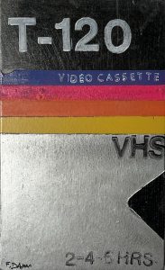 Frank Damm - "o.T. VHS" (10 x 16,5 cm) Dynamik, Licht und das pulsierende Leben unserer Zeit sind Frank Damms vorherrschende Themen. Seine Bilder wirken fotorealistisch, gehen aber darüber hinaus. Motiv: Vintage/ Altes/ Klassisches Video Cassette T-120 Galerie 5, Mönchengladbach, NRW. www.galerie5@de