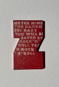 Frank Damm - "o.T. Z" (10 x 16,5 cm) Dynamik, Licht und das pulsierende Leben unserer Zeit sind Frank Damms vorherrschende Themen. Seine Bilder wirken fotorealistisch, gehen aber darüber hinaus. Motiv: "Z" Form mit dem Spruch "Never mind the darkness baby. You will be saved by rock'n'roll yeah rock'n'roll " Galerie 5, Mönchengladbach, NRW. www.galerie5.de