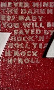 Frank Damm - "o.T. Z" (10 x 16,5 cm) Dynamik, Licht und das pulsierende Leben unserer Zeit sind Frank Damms vorherrschende Themen. Seine Bilder wirken fotorealistisch, gehen aber darüber hinaus. Motiv: "Z" Form mit dem Spruch "Never mind the darkness baby. You will be saved by rock'n'roll yeah rock'n'roll " Galerie 5, Mönchengladbach, NRW. www.galerie5.de