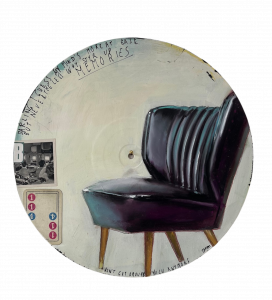 Liebe Kunstfreunde, erstmalig hat der Künstler Frank Damm auf alten Vinyl und Schellack Schallplatten gemalt. Es entstanden sensationelle Kunstwerke mit einer beeindruckenden Tiefe. Das Pizzastück das auf der Schellack-Platte liegt oder der Espresso der darauf steht. Jedes Stück ein tolles Unikat. Handsigniert und rückseitig betitelt & gestempelt. Geliefert werden die Arbeiten jeweils in einer schwarzen Hülle und einem Zertifikat auf Büttenpapier. Auf Wunsch können wir die Unikate auch für Sie einrahmen lassen. Titel: Don't get around much anymore Motiv: Sessel