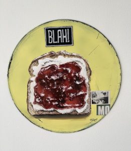 Liebe Kunstfreunde, erstmalig hat der Künstler Frank Damm auf alten Vinyl und Schellack Schallplatten gemalt. Es entstanden sensationelle Kunstwerke mit einer beeindruckenden Tiefe. Das Pizzastück das auf der Schellack-Platte liegt oder der Espresso der darauf steht. Jedes Stück ein tolles Unikat. Handsigniert und rückseitig betitelt & gestempelt. Geliefert werden die Arbeiten jeweils in einer schwarzen Hülle und einem Zertifikat auf Büttenpapier. Auf Wunsch können wir die Unikate auch für Sie einrahmen lassen. Titel: BLAH Motiv: Butter und Erdbeermarmeladen Toast