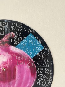 Liebe Kunstfreunde, erstmalig hat der Künstler Frank Damm auf alten Vinyl und Schellack Schallplatten gemalt. Es entstanden sensationelle Kunstwerke mit einer beeindruckenden Tiefe. Das Pizzastück das auf der Schellack-Platte liegt oder der Espresso der darauf steht. Jedes Stück ein tolles Unikat. Handsigniert und rückseitig betitelt & gestempelt. Geliefert werden die Arbeiten jeweils in einer schwarzen Hülle und einem Zertifikat auf Büttenpapier. Auf Wunsch können wir die Unikate auch für Sie einrahmen lassen. Titel: Cry to me Motiv: Rote Zwiebel
