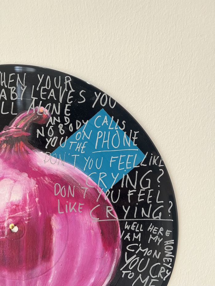 Liebe Kunstfreunde, erstmalig hat der Künstler Frank Damm auf alten Vinyl und Schellack Schallplatten gemalt. Es entstanden sensationelle Kunstwerke mit einer beeindruckenden Tiefe. Das Pizzastück das auf der Schellack-Platte liegt oder der Espresso der darauf steht. Jedes Stück ein tolles Unikat. Handsigniert und rückseitig betitelt & gestempelt. Geliefert werden die Arbeiten jeweils in einer schwarzen Hülle und einem Zertifikat auf Büttenpapier. Auf Wunsch können wir die Unikate auch für Sie einrahmen lassen. Titel: Cry to me Motiv: Rote Zwiebel