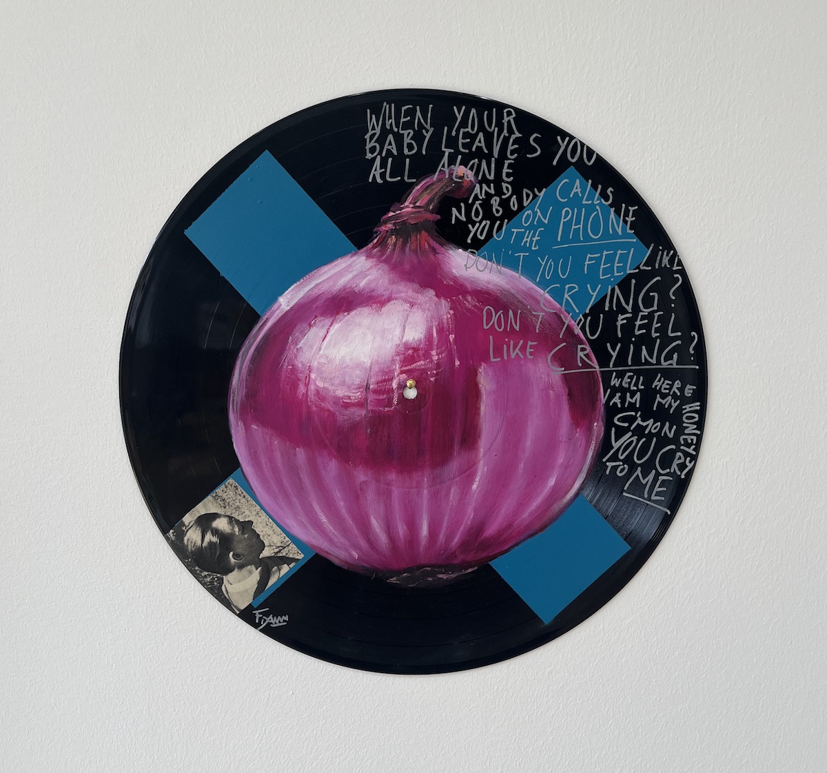 Liebe Kunstfreunde, erstmalig hat der Künstler Frank Damm auf alten Vinyl und Schellack Schallplatten gemalt. Es entstanden sensationelle Kunstwerke mit einer beeindruckenden Tiefe. Das Pizzastück das auf der Schellack-Platte liegt oder der Espresso der darauf steht. Jedes Stück ein tolles Unikat. Handsigniert und rückseitig betitelt & gestempelt. Geliefert werden die Arbeiten jeweils in einer schwarzen Hülle und einem Zertifikat auf Büttenpapier. Auf Wunsch können wir die Unikate auch für Sie einrahmen lassen. Titel: Cry to me Motiv: Rote Zwiebel