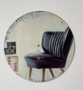 Liebe Kunstfreunde, erstmalig hat der Künstler Frank Damm auf alten Vinyl und Schellack Schallplatten gemalt. Es entstanden sensationelle Kunstwerke mit einer beeindruckenden Tiefe. Das Pizzastück das auf der Schellack-Platte liegt oder der Espresso der darauf steht. Jedes Stück ein tolles Unikat. Handsigniert und rückseitig betitelt & gestempelt. Geliefert werden die Arbeiten jeweils in einer schwarzen Hülle und einem Zertifikat auf Büttenpapier. Auf Wunsch können wir die Unikate auch für Sie einrahmen lassen. Titel: Don't get around much anymore Motiv: Sessel