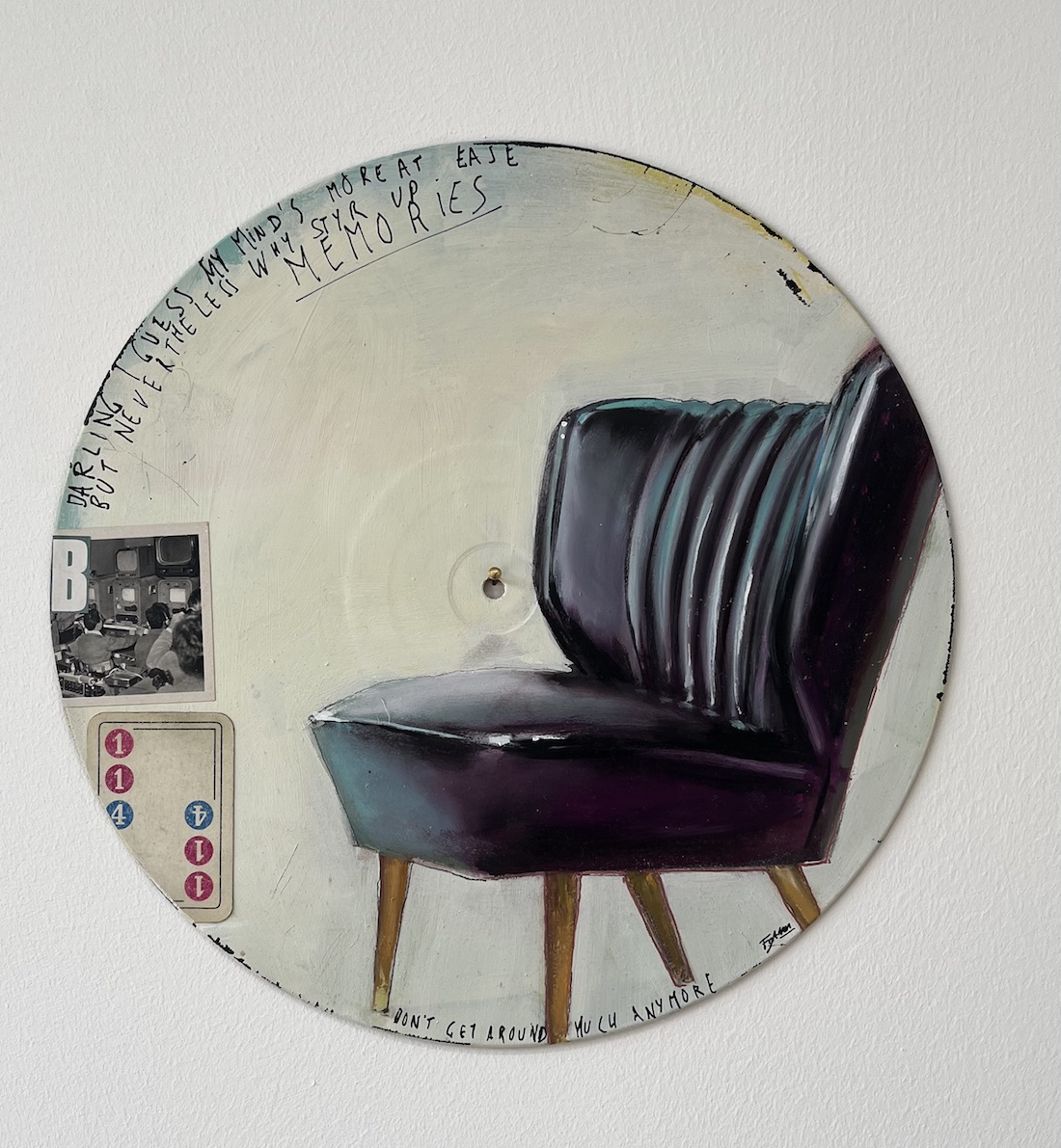 Liebe Kunstfreunde, erstmalig hat der Künstler Frank Damm auf alten Vinyl und Schellack Schallplatten gemalt. Es entstanden sensationelle Kunstwerke mit einer beeindruckenden Tiefe. Das Pizzastück das auf der Schellack-Platte liegt oder der Espresso der darauf steht. Jedes Stück ein tolles Unikat. Handsigniert und rückseitig betitelt & gestempelt. Geliefert werden die Arbeiten jeweils in einer schwarzen Hülle und einem Zertifikat auf Büttenpapier. Auf Wunsch können wir die Unikate auch für Sie einrahmen lassen. Titel: Don't get around much anymore Motiv: Sessel