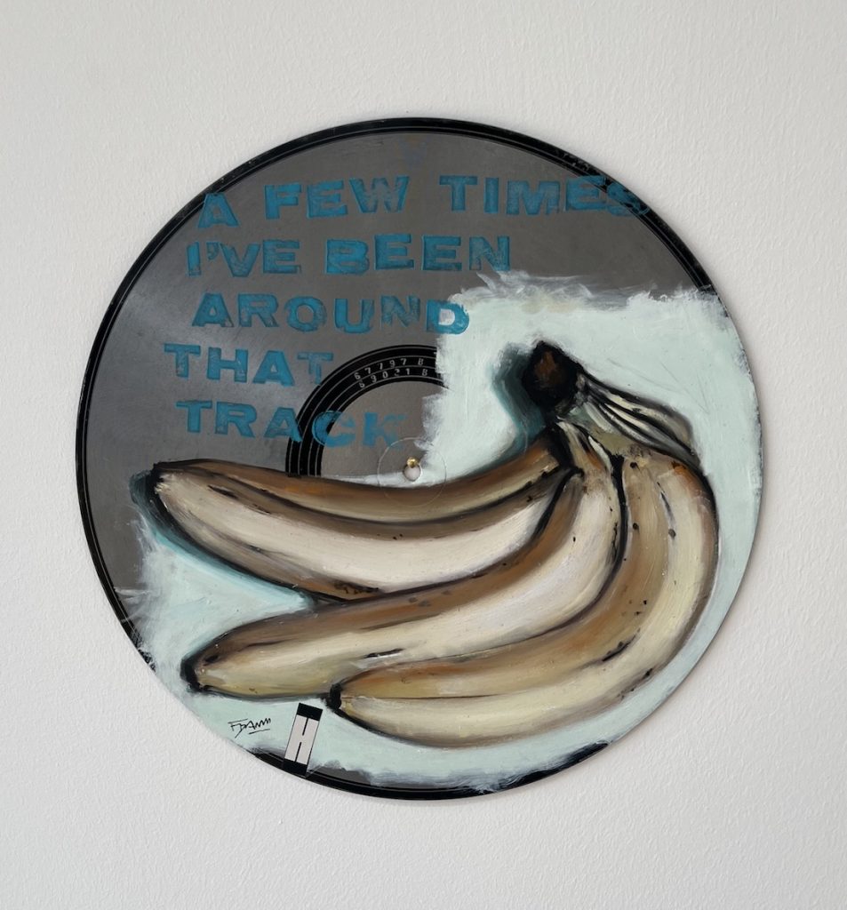 Liebe Kunstfreunde, erstmalig hat der Künstler Frank Damm auf alten Vinyl und Schellack Schallplatten gemalt. Es entstanden sensationelle Kunstwerke mit einer beeindruckenden Tiefe. Das Pizzastück das auf der Schellack-Platte liegt oder der Espresso der darauf steht. Jedes Stück ein tolles Unikat. Handsigniert und rückseitig betitelt & gestempelt. Geliefert werden die Arbeiten jeweils in einer schwarzen Hülle und einem Zertifikat auf Büttenpapier. Auf Wunsch können wir die Unikate auch für Sie einrahmen lassen. Titel: Hollaback Girl Motiv: Bananen