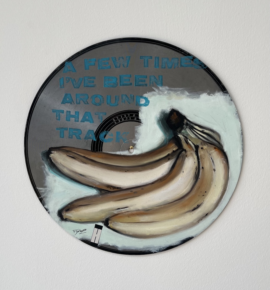 Liebe Kunstfreunde, erstmalig hat der Künstler Frank Damm auf alten Vinyl und Schellack Schallplatten gemalt. Es entstanden sensationelle Kunstwerke mit einer beeindruckenden Tiefe. Das Pizzastück das auf der Schellack-Platte liegt oder der Espresso der darauf steht. Jedes Stück ein tolles Unikat. Handsigniert und rückseitig betitelt & gestempelt. Geliefert werden die Arbeiten jeweils in einer schwarzen Hülle und einem Zertifikat auf Büttenpapier. Auf Wunsch können wir die Unikate auch für Sie einrahmen lassen. Titel: Hollaback Girl Motiv: Bananen