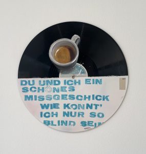 Liebe Kunstfreunde, erstmalig hat der Künstler Frank Damm auf alten Vinyl und Schellack Schallplatten gemalt. Es entstanden sensationelle Kunstwerke mit einer beeindruckenden Tiefe. Das Pizzastück das auf der Schellack-Platte liegt oder der Espresso der darauf steht. Jedes Stück ein tolles Unikat. Handsigniert und rückseitig betitelt & gestempelt. Geliefert werden die Arbeiten jeweils in einer schwarzen Hülle und einem Zertifikat auf Büttenpapier. Auf Wunsch können wir die Unikate auch für Sie einrahmen lassen. Titel: Süße Lügen Motiv: Kaffe Tasse