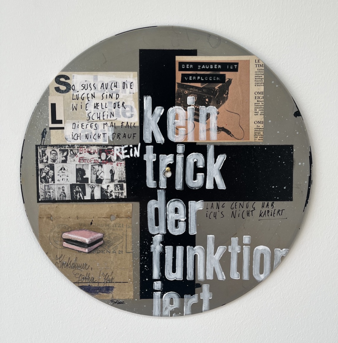 Liebe Kunstfreunde, erstmalig hat der Künstler Frank Damm auf alten Vinyl und Schellack Schallplatten gemalt. Es entstanden sensationelle Kunstwerke mit einer beeindruckenden Tiefe. Das Pizzastück das auf der Schellack-Platte liegt oder der Espresso der darauf steht. Jedes Stück ein tolles Unikat. Handsigniert und rückseitig betitelt & gestempelt. Geliefert werden die Arbeiten jeweils in einer schwarzen Hülle und einem Zertifikat auf Büttenpapier. Auf Wunsch können wir die Unikate auch für Sie einrahmen lassen. Titel: Süße Lügen II Motiv: kein trick der funktioniert