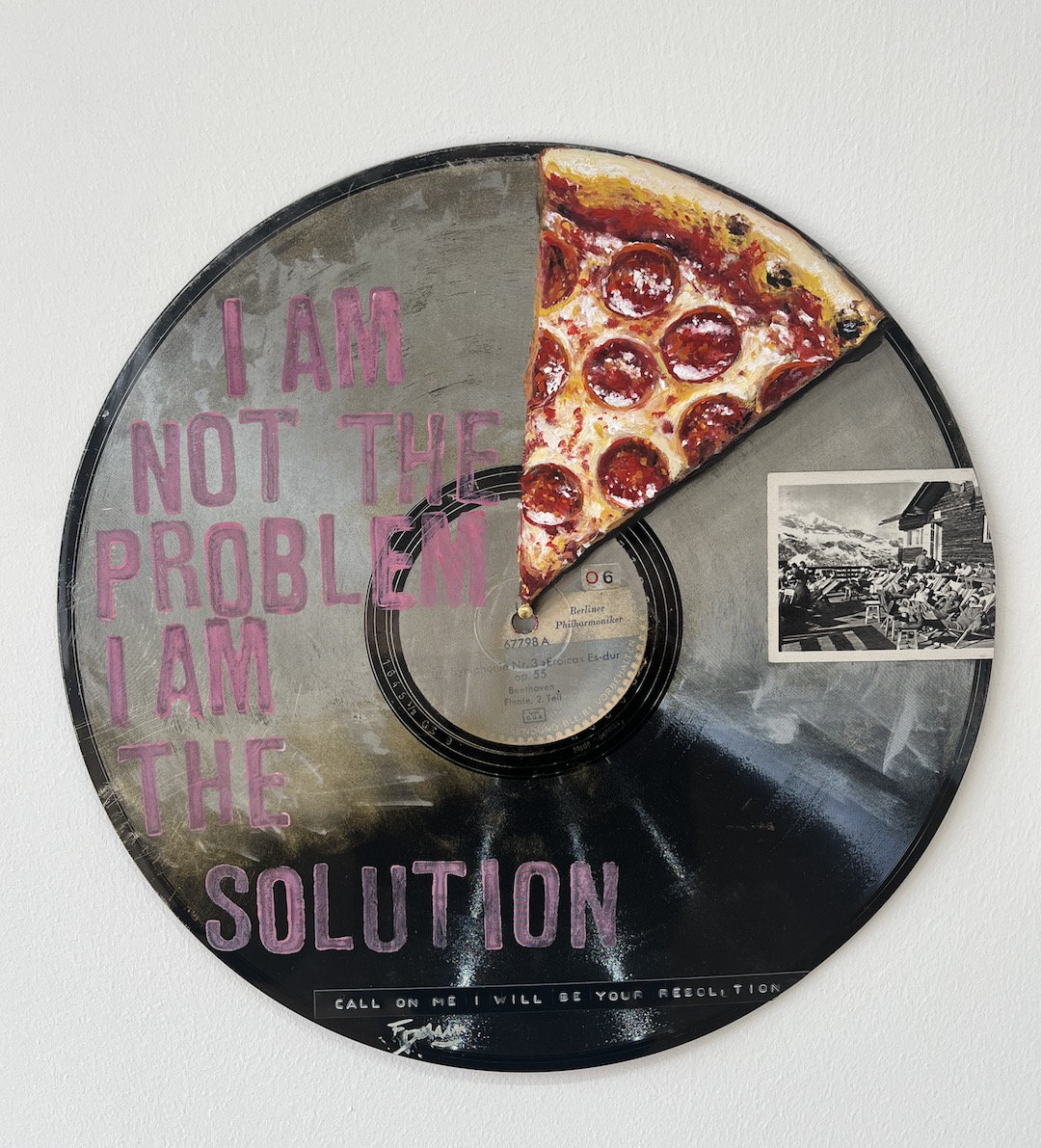 Liebe Kunstfreunde, erstmalig hat der Künstler Frank Damm auf alten Vinyl und Schellack Schallplatten gemalt. Es entstanden sensationelle Kunstwerke mit einer beeindruckenden Tiefe. Das Pizzastück das auf der Schellack-Platte liegt oder der Espresso der darauf steht. Jedes Stück ein tolles Unikat. Handsigniert und rückseitig betitelt & gestempelt. Geliefert werden die Arbeiten jeweils in einer schwarzen Hülle und einem Zertifikat auf Büttenpapier. Auf Wunsch können wir die Unikate auch für Sie einrahmen lassen. Titel: The Solution Schallplatte mit Pizza Motiv bemalt
