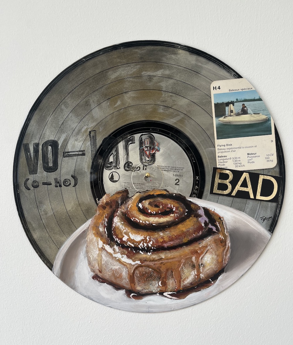 Liebe Kunstfreunde, erstmalig hat der Künstler Frank Damm auf alten Vinyl und Schellack Schallplatten gemalt. Es entstanden sensationelle Kunstwerke mit einer beeindruckenden Tiefe. Das Pizzastück das auf der Schellack-Platte liegt oder der Espresso der darauf steht. Jedes Stück ein tolles Unikat. Handsigniert und rückseitig betitelt & gestempelt. Geliefert werden die Arbeiten jeweils in einer schwarzen Hülle und einem Zertifikat auf Büttenpapier. Auf Wunsch können wir die Unikate auch für Sie einrahmen lassen.