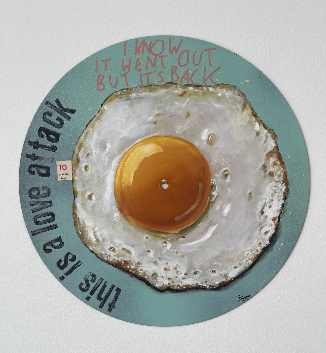 Liebe Kunstfreunde, erstmalig hat der Künstler Frank Damm auf alten Vinyl und Schellack Schallplatten gemalt. Es entstanden sensationelle Kunstwerke mit einer beeindruckenden Tiefe. Das Pizzastück das auf der Schellack-Platte liegt oder der Espresso der darauf steht. Jedes Stück ein tolles Unikat. Handsigniert und rückseitig betitelt & gestempelt. Geliefert werden die Arbeiten jeweils in einer schwarzen Hülle und einem Zertifikat auf Büttenpapier. Auf Wunsch können wir die Unikate auch für Sie einrahmen lassen.