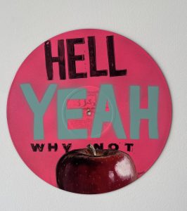 Liebe Kunstfreunde, erstmalig hat der Künstler Frank Damm auf alten Vinyl und Schellack Schallplatten gemalt. Es entstanden sensationelle Kunstwerke mit einer beeindruckenden Tiefe. Das Pizzastück das auf der Schellack-Platte liegt oder der Espresso der darauf steht. Jedes Stück ein tolles Unikat. Handsigniert und rückseitig betitelt & gestempelt. Geliefert werden die Arbeiten jeweils in einer schwarzen Hülle und einem Zertifikat auf Büttenpapier. Auf Wunsch können wir die Unikate auch für Sie einrahmen lassen.