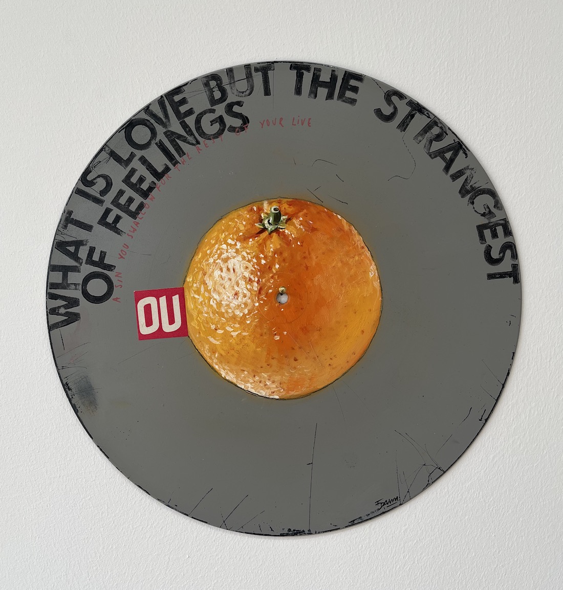 Liebe Kunstfreunde, erstmalig hat der Künstler Frank Damm auf alten Vinyl und Schellack Schallplatten gemalt. Es entstanden sensationelle Kunstwerke mit einer beeindruckenden Tiefe. Das Pizzastück das auf der Schellack-Platte liegt oder der Espresso der darauf steht. Jedes Stück ein tolles Unikat. Handsigniert und rückseitig betitelt & gestempelt. Geliefert werden die Arbeiten jeweils in einer schwarzen Hülle und einem Zertifikat auf Büttenpapier. Auf Wunsch können wir die Unikate auch für Sie einrahmen lassen. Titel: Wire to Wire Motiv: Orange