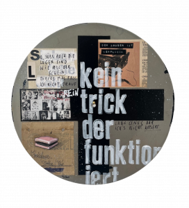 Liebe Kunstfreunde, erstmalig hat der Künstler Frank Damm auf alten Vinyl und Schellack Schallplatten gemalt. Es entstanden sensationelle Kunstwerke mit einer beeindruckenden Tiefe. Das Pizzastück das auf der Schellack-Platte liegt oder der Espresso der darauf steht. Jedes Stück ein tolles Unikat. Handsigniert und rückseitig betitelt & gestempelt. Geliefert werden die Arbeiten jeweils in einer schwarzen Hülle und einem Zertifikat auf Büttenpapier. Auf Wunsch können wir die Unikate auch für Sie einrahmen lassen. Titel: Süße Lügen II Motiv: kein trick der funktioniert