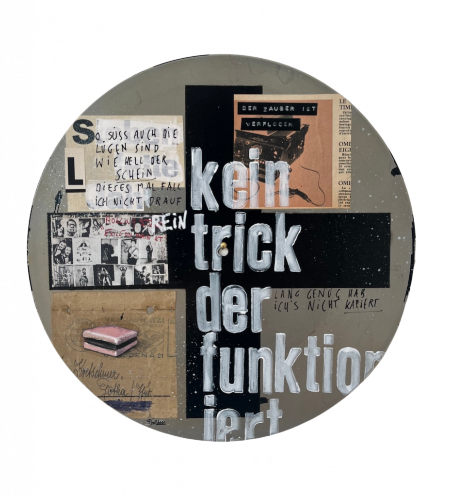 Liebe Kunstfreunde, erstmalig hat der Künstler Frank Damm auf alten Vinyl und Schellack Schallplatten gemalt. Es entstanden sensationelle Kunstwerke mit einer beeindruckenden Tiefe. Das Pizzastück das auf der Schellack-Platte liegt oder der Espresso der darauf steht. Jedes Stück ein tolles Unikat. Handsigniert und rückseitig betitelt & gestempelt. Geliefert werden die Arbeiten jeweils in einer schwarzen Hülle und einem Zertifikat auf Büttenpapier. Auf Wunsch können wir die Unikate auch für Sie einrahmen lassen. Titel: Süße Lügen II Motiv: kein trick der funktioniert