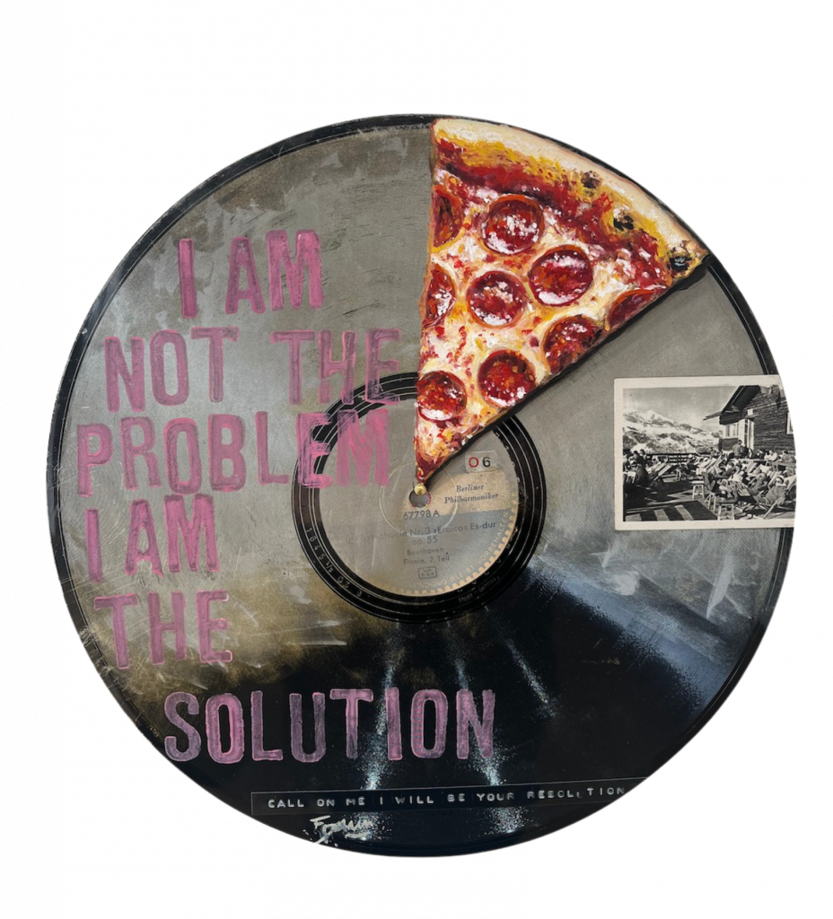 Liebe Kunstfreunde, erstmalig hat der Künstler Frank Damm auf alten Vinyl und Schellack Schallplatten gemalt. Es entstanden sensationelle Kunstwerke mit einer beeindruckenden Tiefe. Das Pizzastück das auf der Schellack-Platte liegt oder der Espresso der darauf steht. Jedes Stück ein tolles Unikat. Handsigniert und rückseitig betitelt & gestempelt. Geliefert werden die Arbeiten jeweils in einer schwarzen Hülle und einem Zertifikat auf Büttenpapier. Auf Wunsch können wir die Unikate auch für Sie einrahmen lassen. Titel: The Solution Schallplatte mit Pizza Motiv bemalt