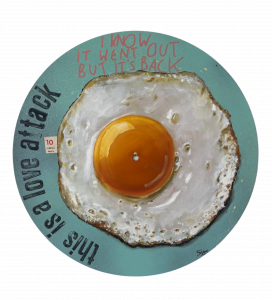 Liebe Kunstfreunde, erstmalig hat der Künstler Frank Damm auf alten Vinyl und Schellack Schallplatten gemalt. Es entstanden sensationelle Kunstwerke mit einer beeindruckenden Tiefe. Das Pizzastück das auf der Schellack-Platte liegt oder der Espresso der darauf steht. Jedes Stück ein tolles Unikat. Handsigniert und rückseitig betitelt & gestempelt. Geliefert werden die Arbeiten jeweils in einer schwarzen Hülle und einem Zertifikat auf Büttenpapier. Auf Wunsch können wir die Unikate auch für Sie einrahmen lassen. Titel: Walking on the sun Blaues Hintergrund mit Spiegel Ei und das Spruch: LOVE ATTACK
