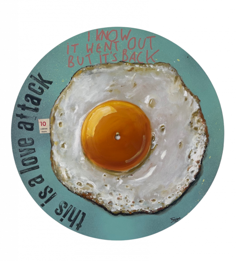 Liebe Kunstfreunde, erstmalig hat der Künstler Frank Damm auf alten Vinyl und Schellack Schallplatten gemalt. Es entstanden sensationelle Kunstwerke mit einer beeindruckenden Tiefe. Das Pizzastück das auf der Schellack-Platte liegt oder der Espresso der darauf steht. Jedes Stück ein tolles Unikat. Handsigniert und rückseitig betitelt & gestempelt. Geliefert werden die Arbeiten jeweils in einer schwarzen Hülle und einem Zertifikat auf Büttenpapier. Auf Wunsch können wir die Unikate auch für Sie einrahmen lassen. Titel: Walking on the sun Blaues Hintergrund mit Spiegel Ei und das Spruch: LOVE ATTACK
