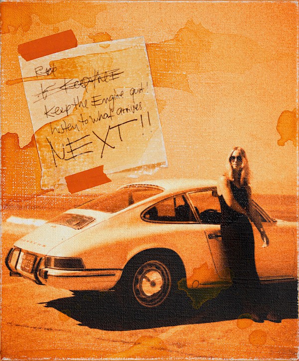 Keep the engine quiet! Listen to what arrives next!! Leinwand auf Keilrahmen, Acryllasur, Tape, Papier, Gemäldefirnis. Diese Motive sind nur als Crazy little Thing in 30x25cm oder 50x60cm geplant. Größe Formate als Sonderwunsch. Die Gesamtauflage beider Formate ist 99 Stück und wird durchgehend auf beiden Formaten nummeriert.