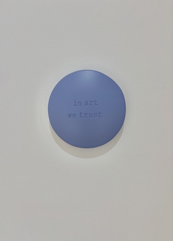 Aluminiumlinse farbig lackiert und beschriftet mit "in art we trust" vom Künstler Jan M. Petersen